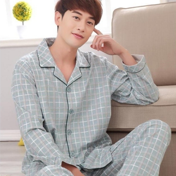 Bộ pijama nam dài tay kẻ caro màu xanh nhạt chất liệu vải mềm mại mặc ở nhà