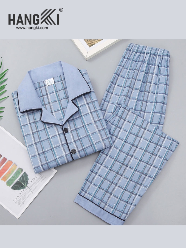 Bộ pijama dài tay kẻ caro xanh thương hiệu Hangki cho nam nữ đặt trên nền xám