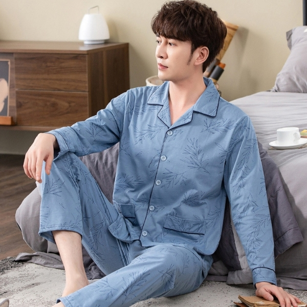 Bộ pijama nam dài tay màu xanh nhạt họa tiết lá, chất vải mềm mặc ở nhà trên giường ngủ