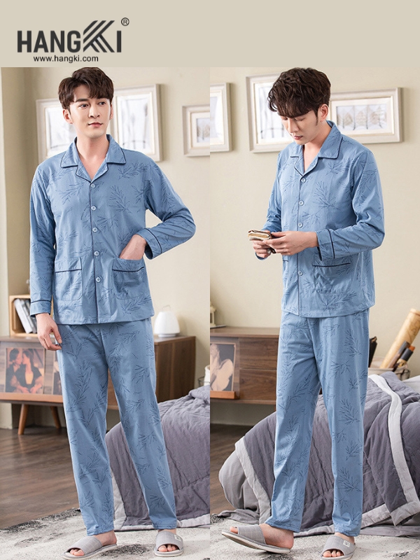 Bộ pijama nam dài tay màu xanh họa tiết lá tre thương hiệu Hangki trong phòng ngủ