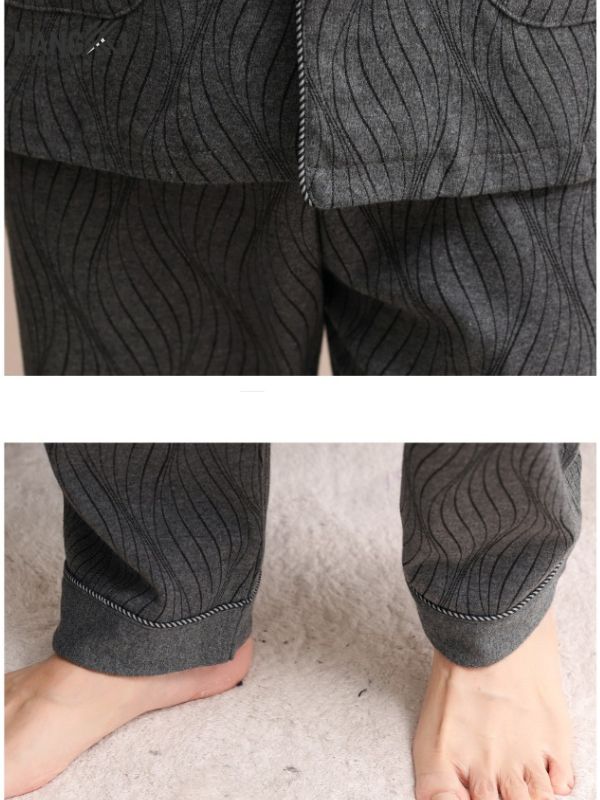 Quần pijama dài màu xám họa tiết sọc uốn lượn, ống bo nhẹ, người mẫu đứng chân trần trên nền thảm