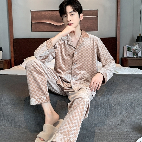 Bộ pijama lụa nam họa tiết caro màu be nâu dài tay quần dài mặc trong phòng ngủ