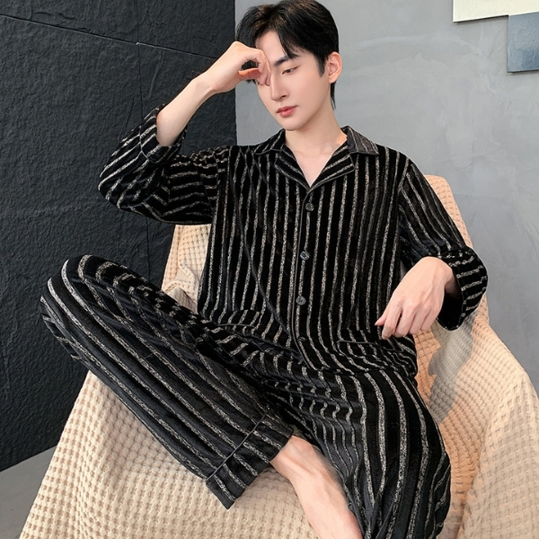 Bộ pijama nam dài tay kẻ sọc đen chất liệu nhung mềm mại, dáng rộng thoải mái khi ở nhà