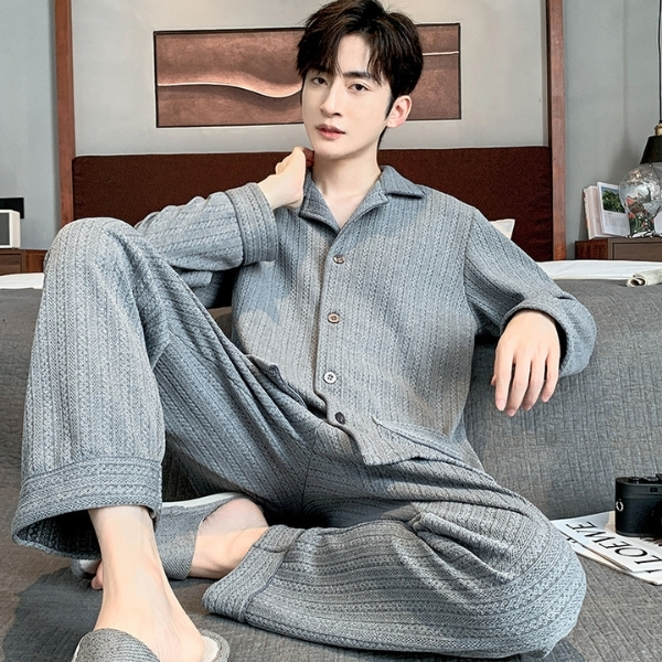 Bộ đồ ngủ nam dài tay màu xám chất liệu mềm mại, thiết kế cổ bẻ và quần ống rộng thoải mái