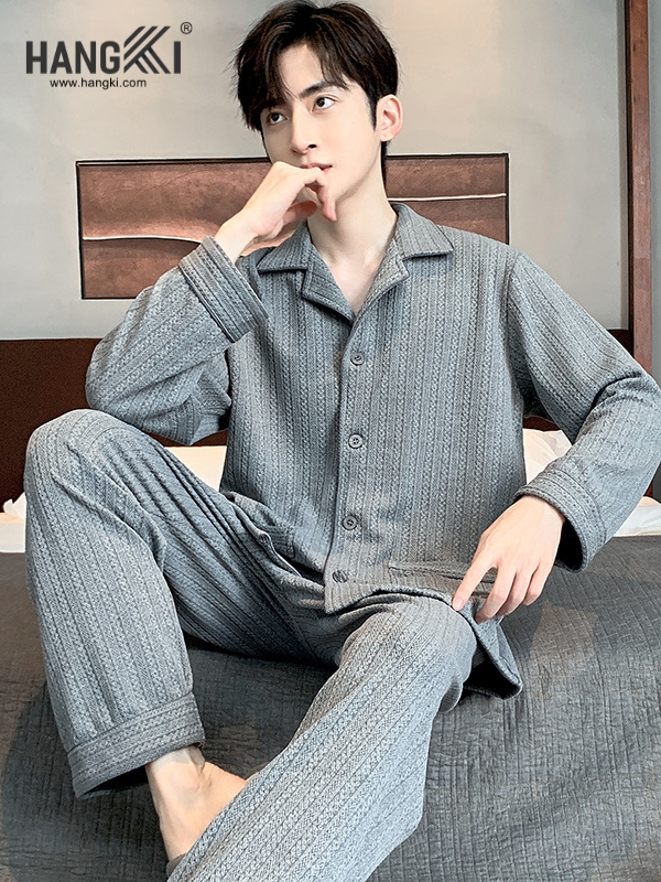 Nam giới mặc bộ pijama dài tay màu xám HANGKI ngồi trên giường