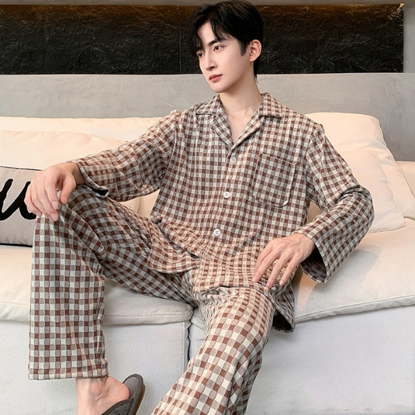 Bộ đồ ngủ nam dài tay kẻ caro nâu trắng chất vải mềm mại mặc ở nhà trên ghế sofa