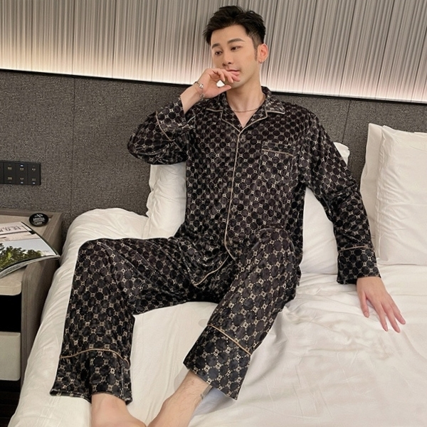 Bộ pijama lụa nam màu đen họa tiết caro nhỏ, dáng dài tay quần dài, người mẫu ngồi trên giường