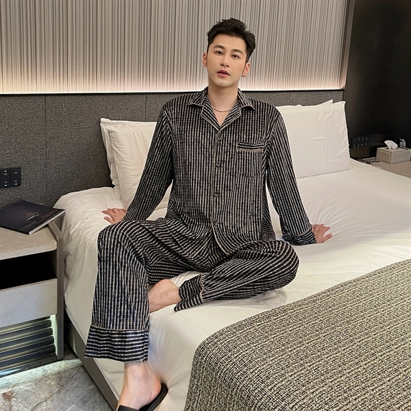 Bộ pijama nam dài tay kẻ sọc màu đen trắng chất liệu mềm mại mặc ở phòng ngủ
