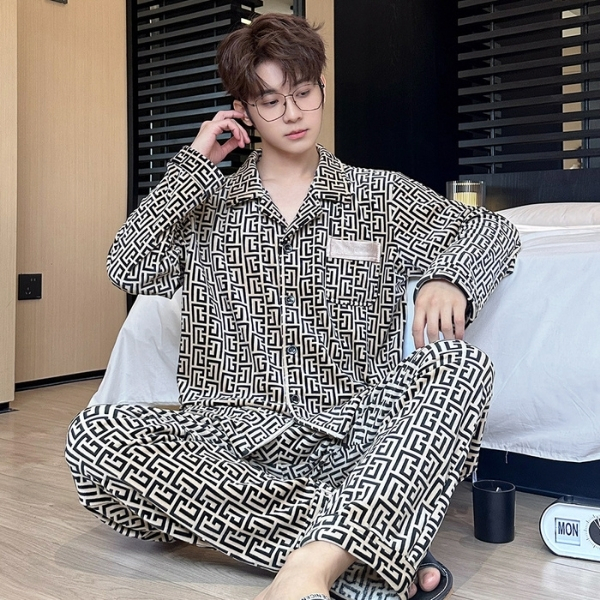 Bộ pijama nam dài tay họa tiết hình học màu đen trắng chất liệu lụa mặc trong phòng ngủ
