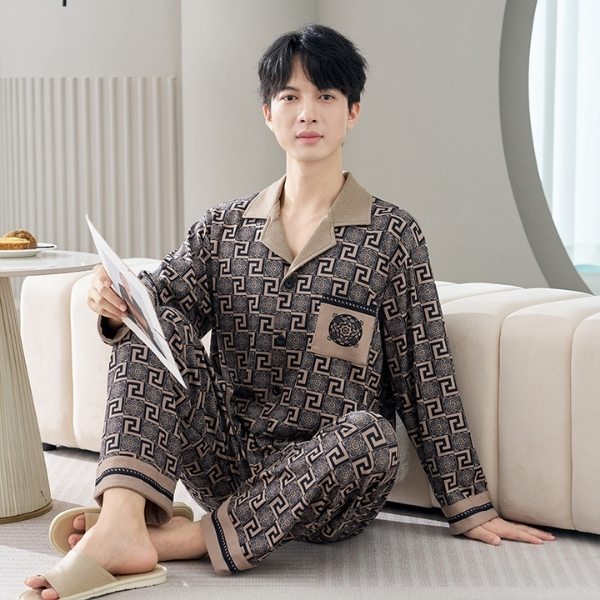Nam giới mặc bộ đồ ngủ dài tay họa tiết hình học màu nâu đen ngồi trên sofa trong phòng khách