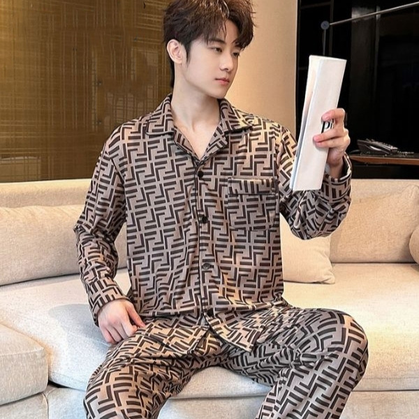 Bộ pijama lụa nam dài tay họa tiết hình học màu nâu be sang trọng ngồi trên sofa
