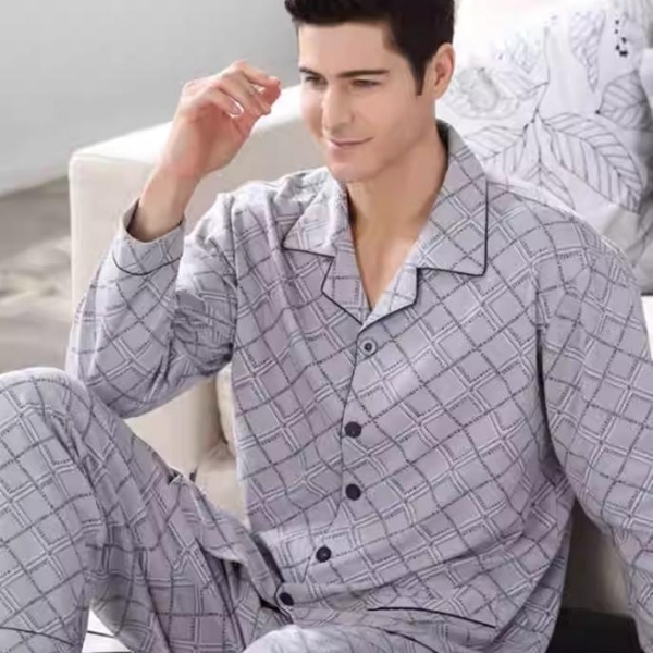 Bộ đồ ngủ nam dài tay màu xám họa tiết caro, chất vải mềm mại thoải mái khi ở nhà