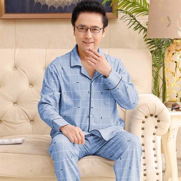 Bộ pijama nam trung niên màu xanh nhạt họa tiết caro dài tay quần dài ngồi trên ghế sofa