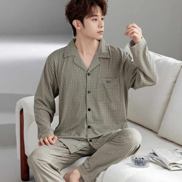 Bộ pijama nam dài tay màu be họa tiết nhỏ, chất vải mềm mại, người mẫu ngồi trên ghế sofa trắng