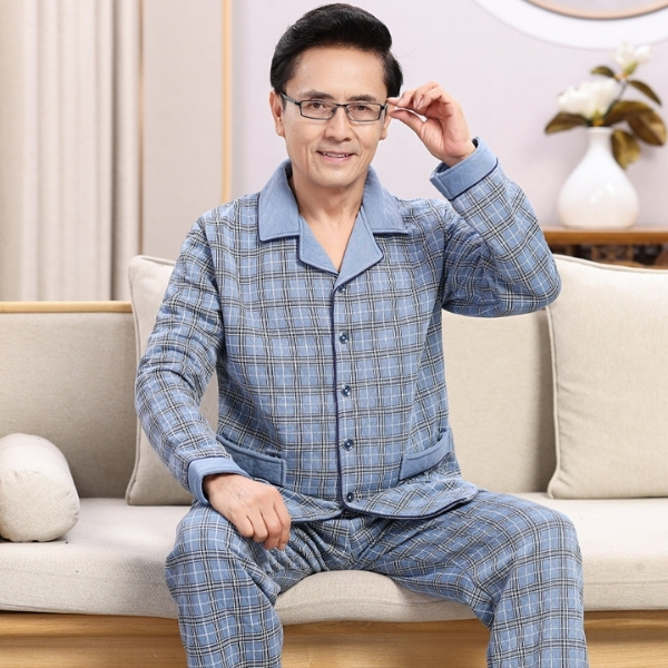Bộ đồ ngủ nam trung niên kẻ caro xanh dài tay quần dài chất vải mềm mại ngồi trên sofa