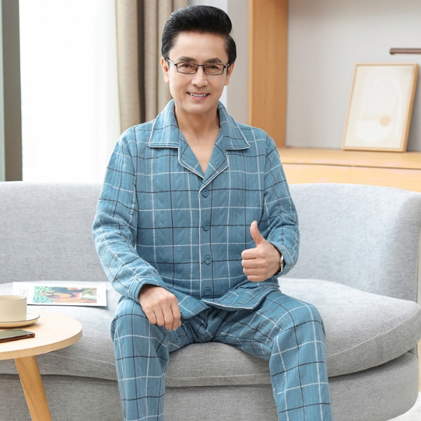 Bộ đồ ngủ nam trung niên màu xanh caro dài tay quần dài chất liệu mềm mại ngồi trên ghế sofa