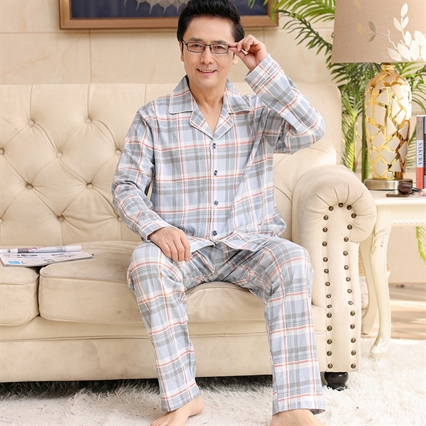 Bộ đồ ngủ nam trung niên kẻ caro dài tay quần dài màu xám xanh ngồi trên ghế sofa