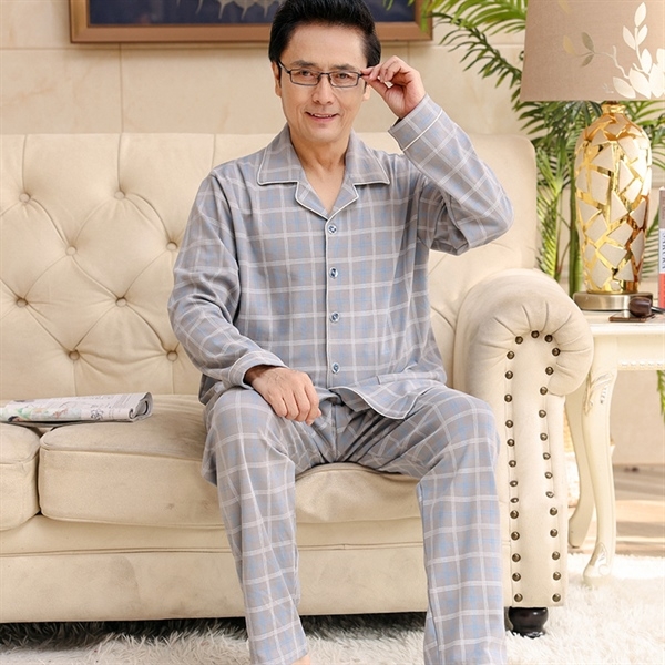 Bộ đồ ngủ nam trung niên kẻ caro màu xám dài tay dài quần chất vải mềm mại ngồi trên ghế sofa