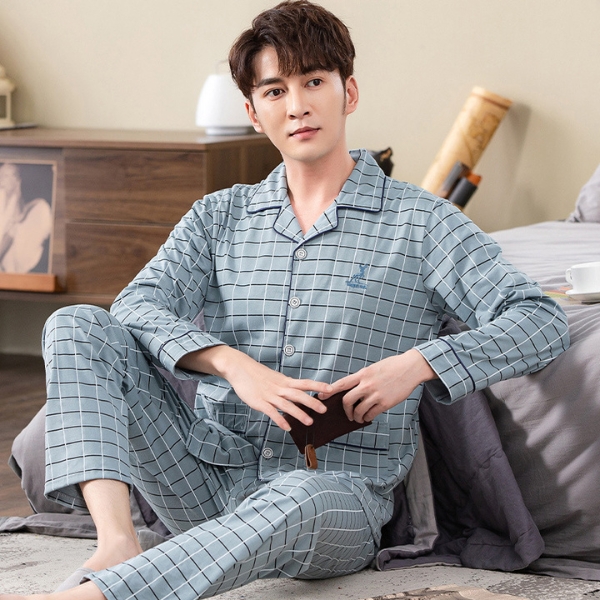 Bộ đồ ngủ nam dài tay kẻ caro màu xanh nhạt chất liệu mềm mại ngồi trên giường