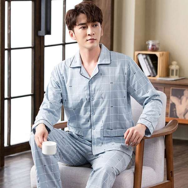 Bộ pijama nam dài tay màu xanh nhạt kẻ caro, chất vải mềm mại mặc ở nhà