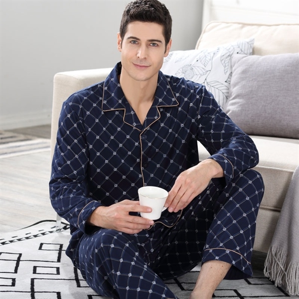 Bộ pijama nam dài tay màu xanh navy họa tiết caro nhỏ, chất vải mềm mại, người mẫu ngồi trên sofa cầm tách trà