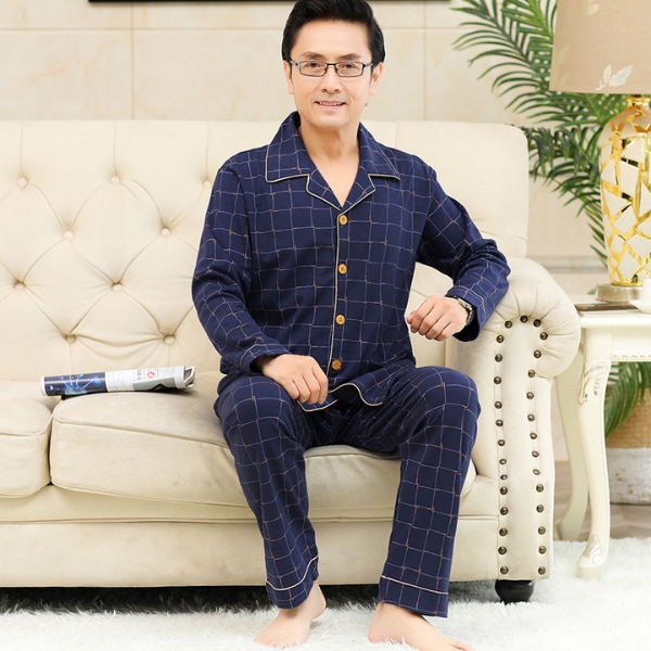 Bộ đồ ngủ nam trung niên màu xanh navy kẻ caro dài tay quần dài ngồi trên ghế sofa