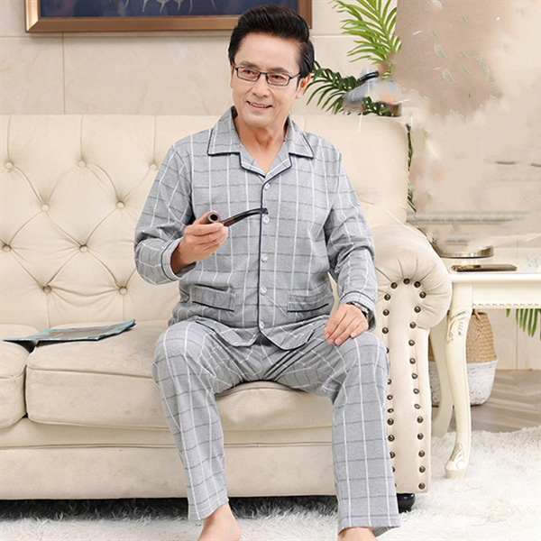 Bộ đồ ngủ nam trung niên màu xám kẻ caro dài tay quần dài ngồi trên ghế sofa