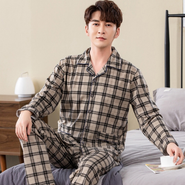 Bộ đồ ngủ nam dài tay kẻ caro màu be nâu chất liệu vải mềm mại ngồi trên giường