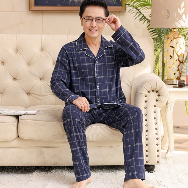 Bộ đồ ngủ nam trung niên kẻ caro xanh đậm dài tay dài quần chất vải mềm mại ngồi trên ghế sofa
