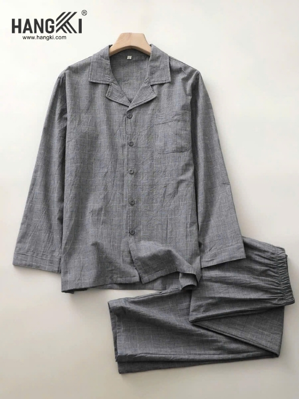 Bộ pijama dài tay màu xám chất vải mỏng nhẹ thương hiệu HANGKI treo trên mắc gỗ