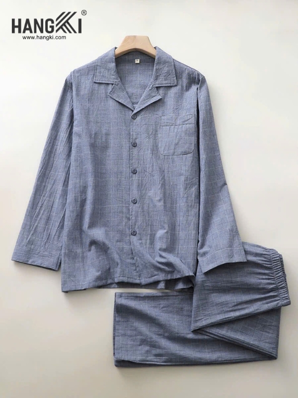 Bộ pijama dài tay màu xám xanh chất vải mỏng nhẹ thương hiệu Hangki treo trên mắc gỗ