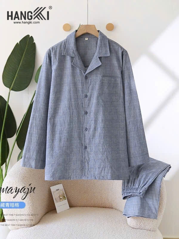 Bộ đồ ngủ dài tay màu xám xanh chất vải mỏng treo trên mắc thương hiệu HANGKI