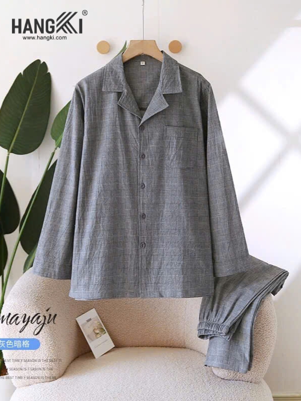 Bộ pijama dài tay màu xám chất vải mỏng nhẹ treo trên mắc của thương hiệu HANGKI