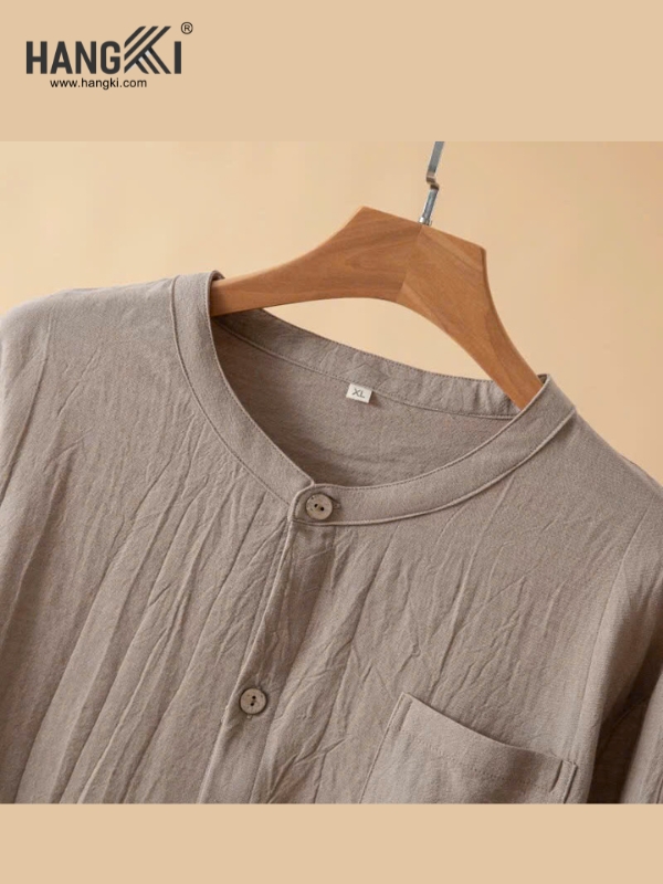 Áo sơ mi linen cổ tròn màu be nhạt HANGKI cài khuy trước có túi ngực size XL treo trên móc gỗ