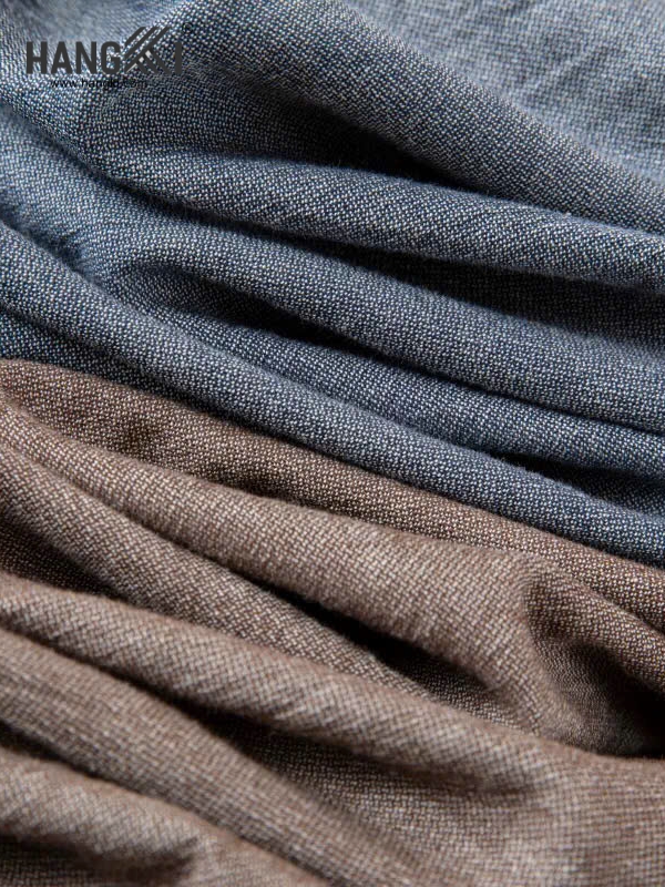 Vải linen màu xanh và nâu xếp lớp, bề mặt dệt thô nhẹ, thích hợp may quần áo và rèm cửa