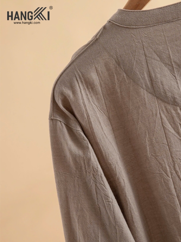 Áo thun tay dài màu be thương hiệu Hangki treo trên móc, chất vải cotton nhăn nhẹ
