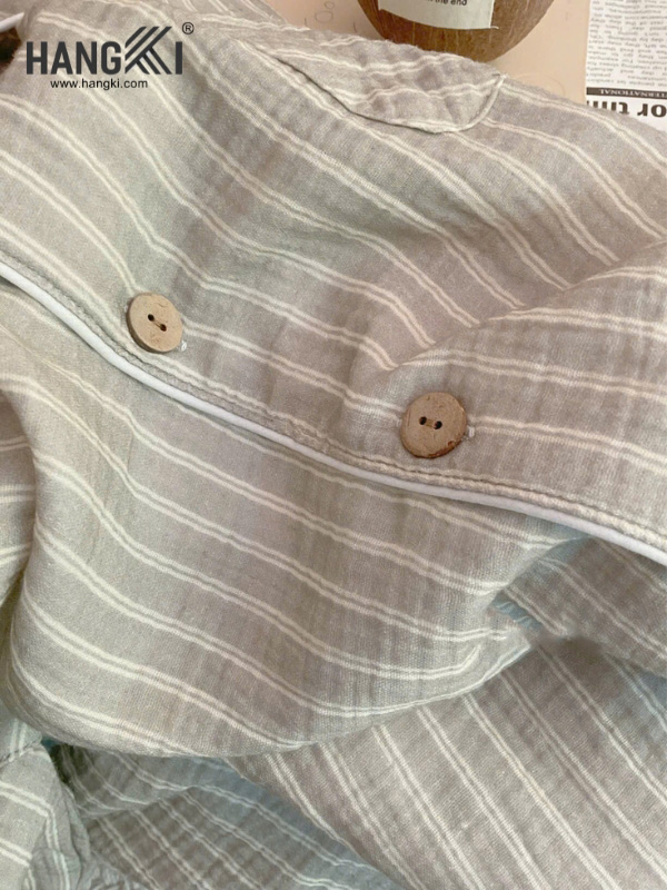 Áo sơ mi vải linen kẻ sọc màu be nhạt cúc gỗ thương hiệu Hangki