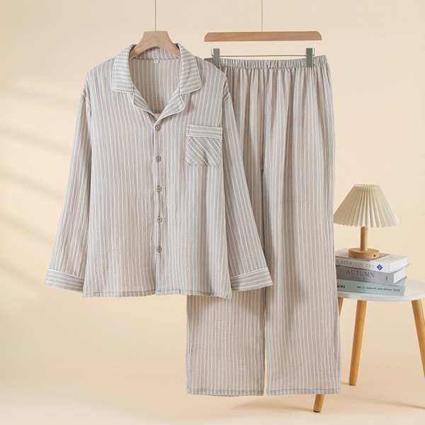 Bộ pijama dài tay kẻ sọc màu be chất vải mềm mại treo trên mắc gỗ