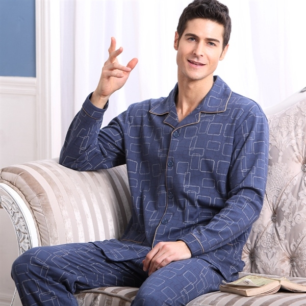 Bộ đồ ngủ nam dài tay màu xanh họa tiết vuông chất liệu mềm mại ngồi trên ghế sofa