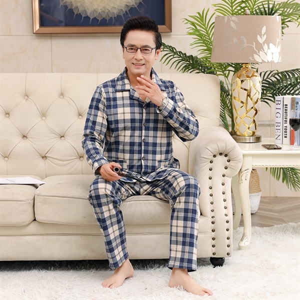 Bộ đồ ngủ nam trung niên kẻ caro xanh be dài tay dài quần chất vải mềm mại ngồi trên ghế sofa