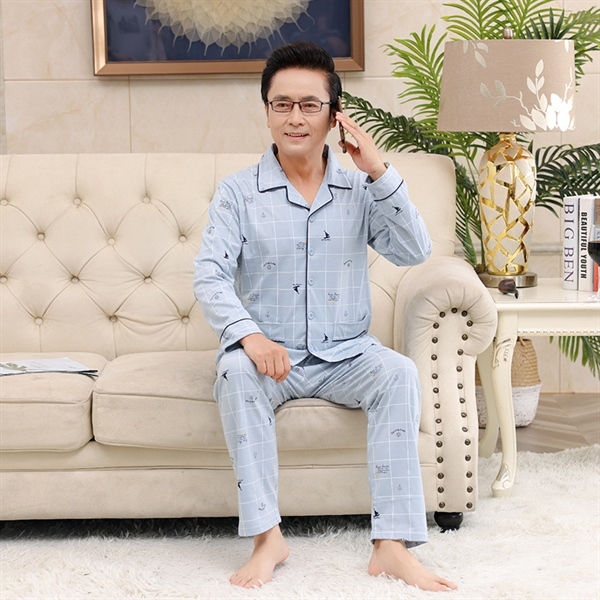 Bộ pijama nam trung niên màu xanh nhạt dài tay quần dài họa tiết caro ngồi trên ghế sofa trong phòng khách