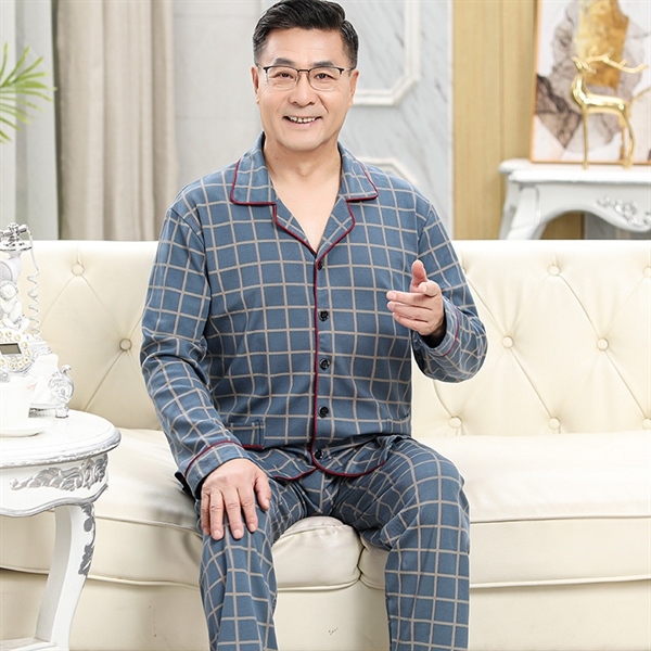 Bộ đồ ngủ nam trung niên kẻ caro xanh dài tay quần dài chất vải mềm mại ngồi trên sofa