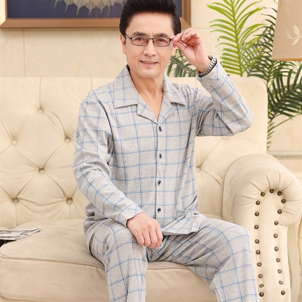 Bộ đồ ngủ nam trung niên kẻ caro dài tay màu xám nhạt chất liệu mềm mại ngồi trên sofa