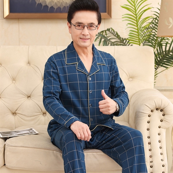Bộ pijama nam trung niên màu xanh caro dài tay quần dài chất liệu mềm mại ngồi trên ghế sofa