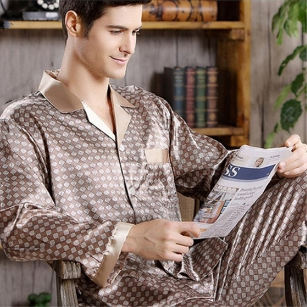 Bộ đồ ngủ lụa nam màu nâu họa tiết caro nhỏ, cổ bẻ, tay dài, người mẫu ngồi đọc báo