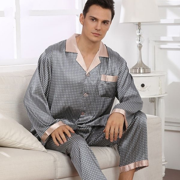 Bộ pijama lụa nam màu xám chấm bi dài tay quần dài viền hồng ngồi trên ghế sofa