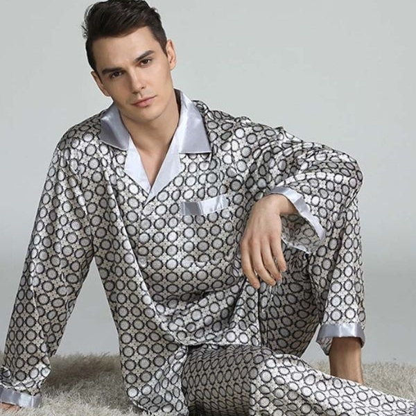 Bộ pijama lụa nam dài tay màu bạc họa tiết tròn, cổ bẻ, chất liệu bóng mịn