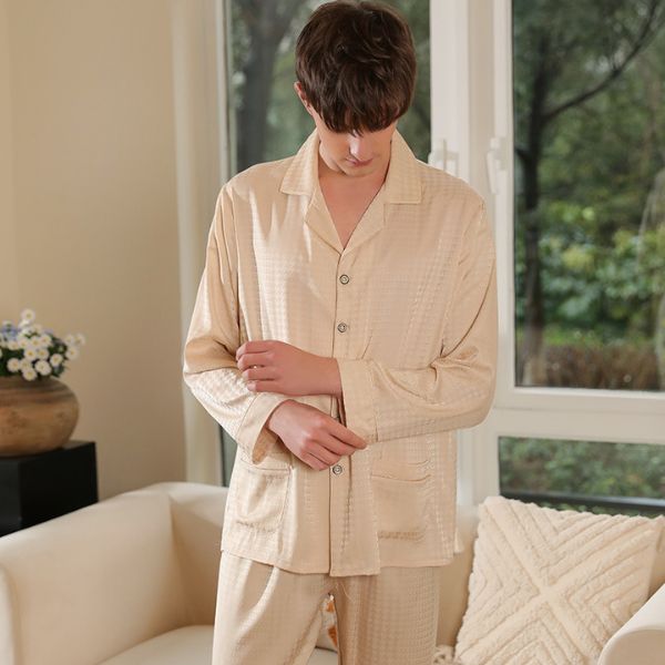 Bộ pijama lụa màu be cho nam dài tay quần dài mặc ở nhà trong phòng khách sáng