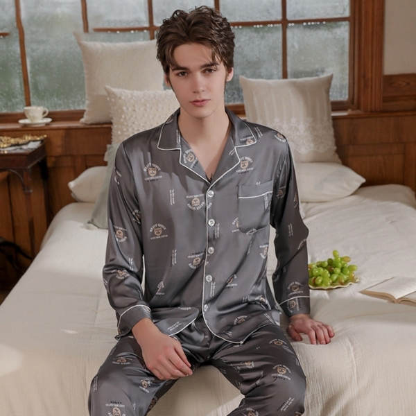 Bộ pijama lụa nam màu xám dài tay quần dài họa tiết ngồi trên giường ngủ