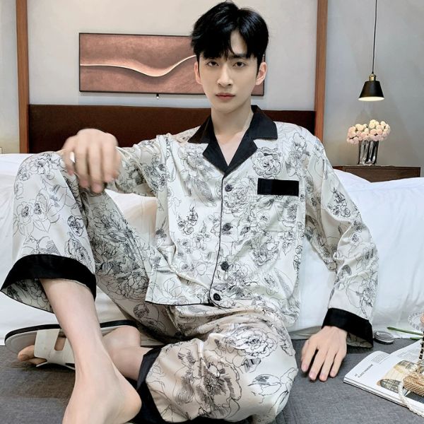 Bộ pijama lụa nam họa tiết hoa màu trắng đen dài tay quần dài ngồi trên giường ngủ